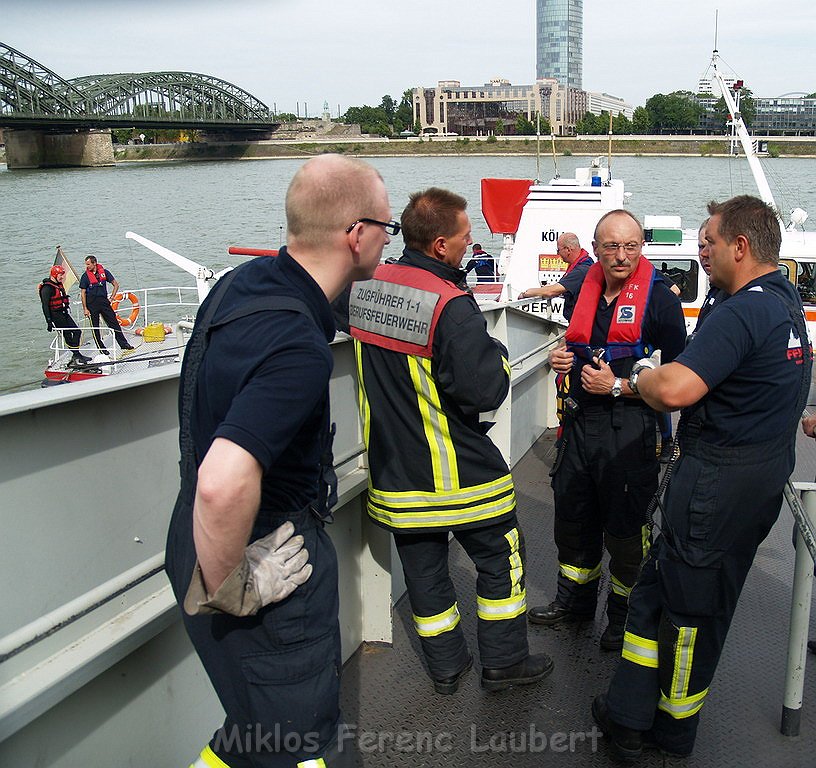 Uebung BF Koeln und DRLG Person im Rhein bei Koeln P715.JPG